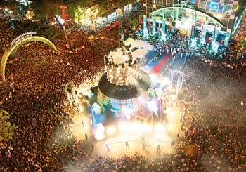 Thousands converged on Nguyen Hue Street in District 1 of HCMC on Sunday to welcome the New Year (Photo: SGGP)
